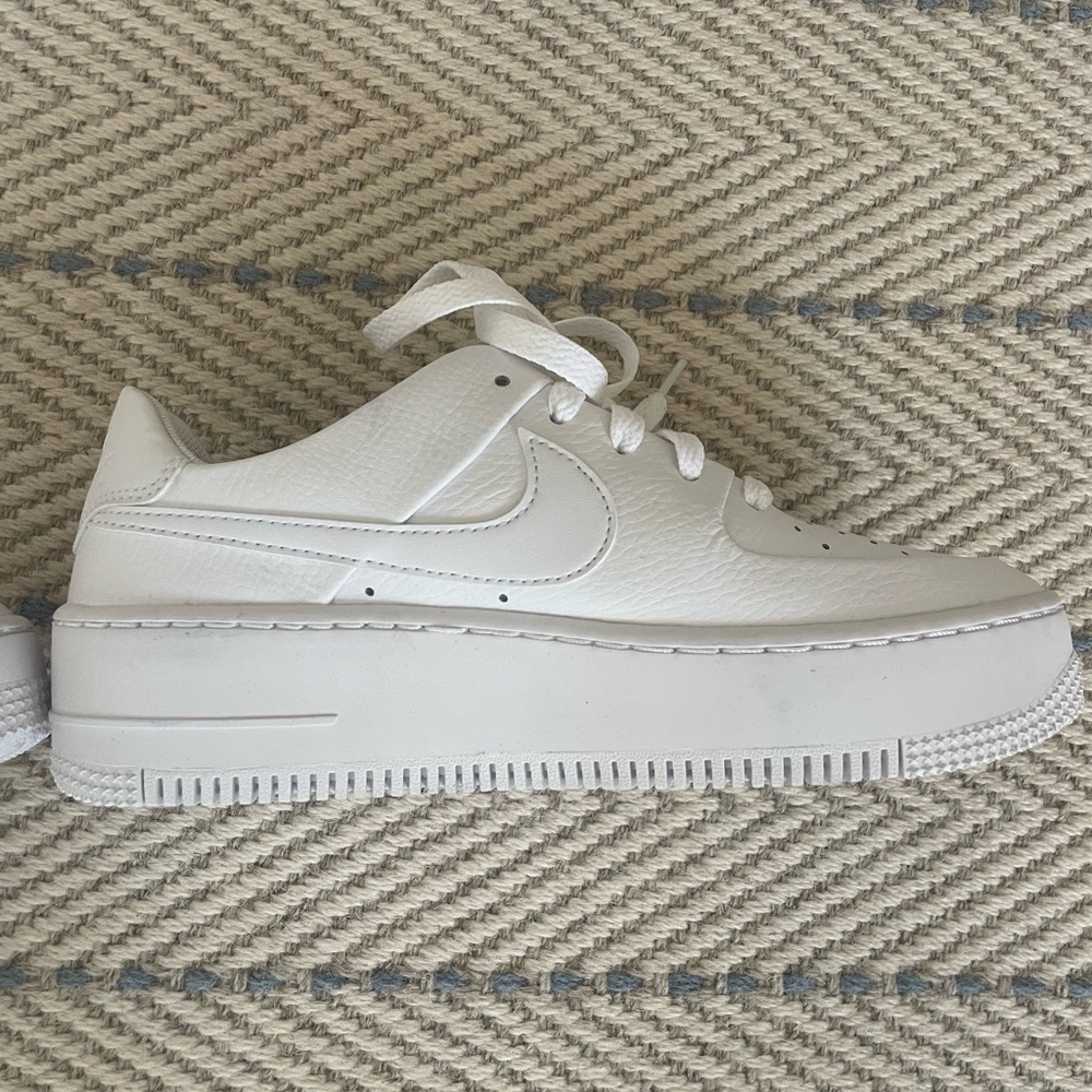 NIKE WOMENS AIR FORCE 1 SAGE LO MNS Womens "Triple White" AR5339 100 AR5339 100